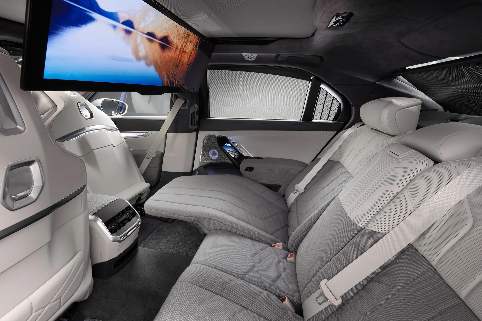 Cận cảnh xe điện BMW i7 vừa ra mắt, hoạt động tối đa 625 km - 9