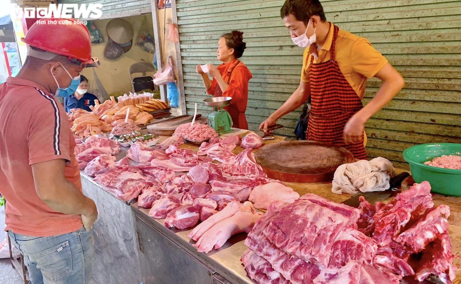 Giá thịt heo ở chợ bật tăng: Tuyệt chiêu che mắt khách của người bán - 1