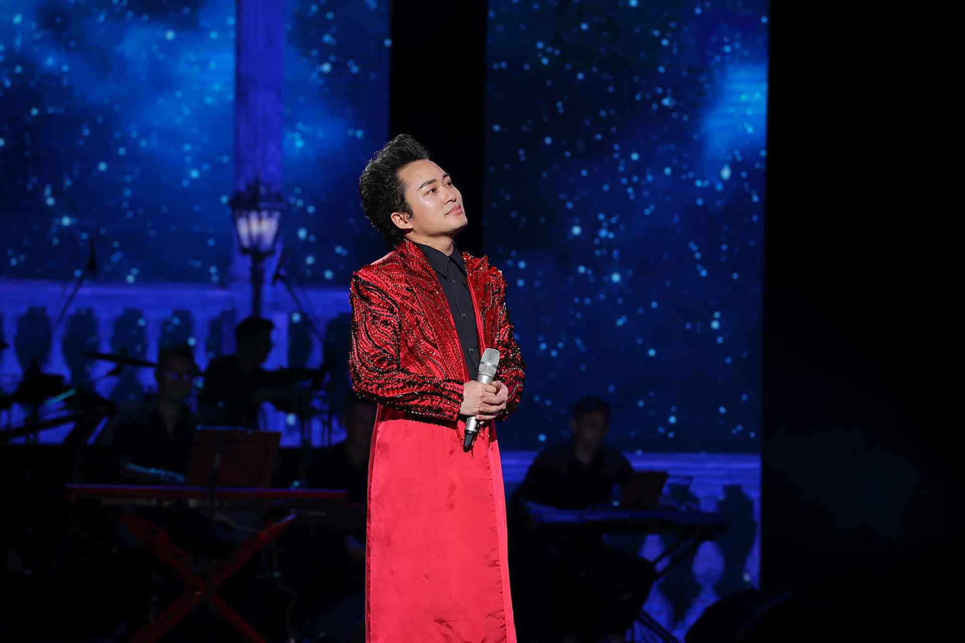 Tùng Dương hát live 'Ngày chưa giông bão', khán giả cổ vũ nồng nhiệt - 1