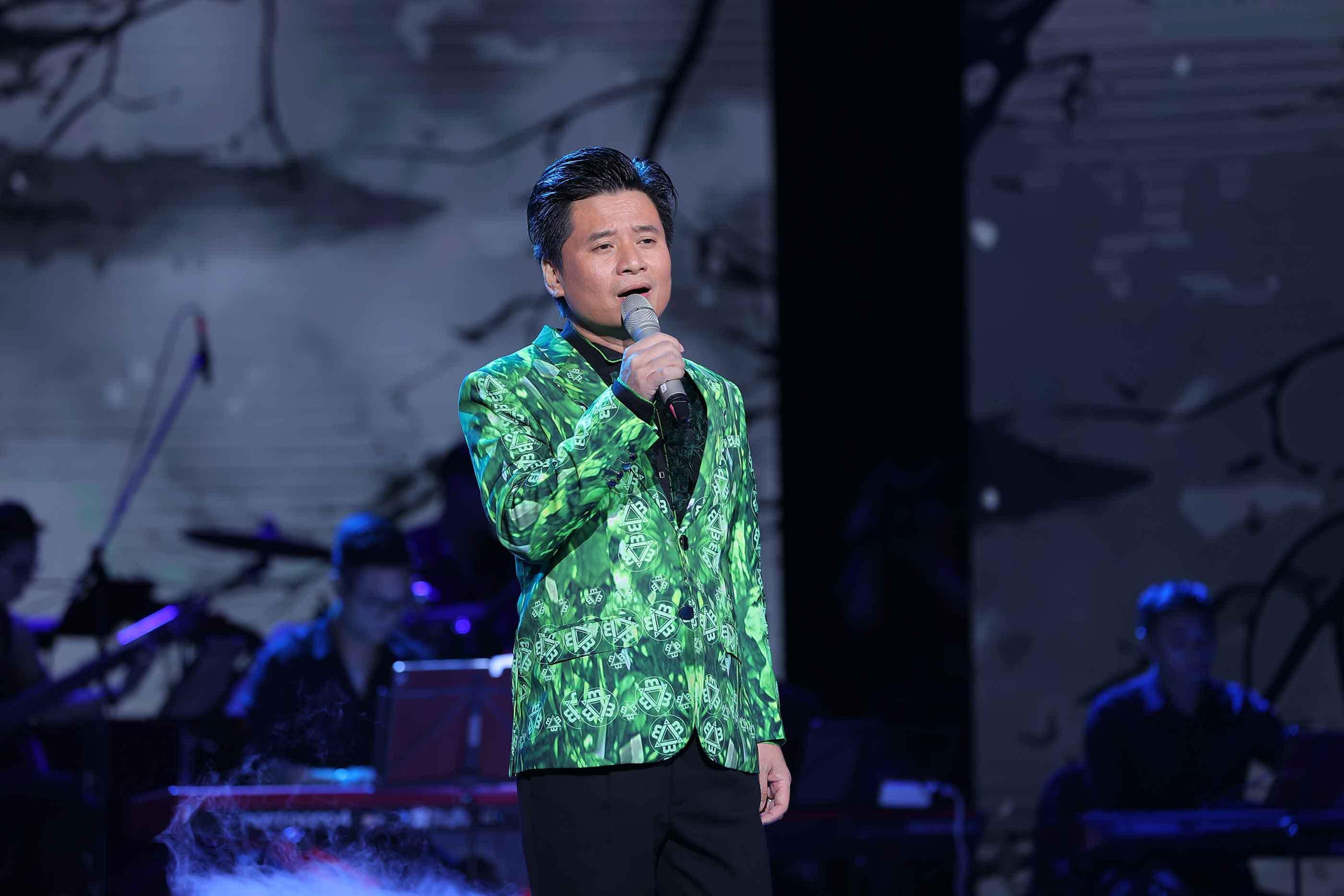 Tùng Dương hát live 'Ngày chưa giông bão', khán giả cổ vũ nồng nhiệt - 3