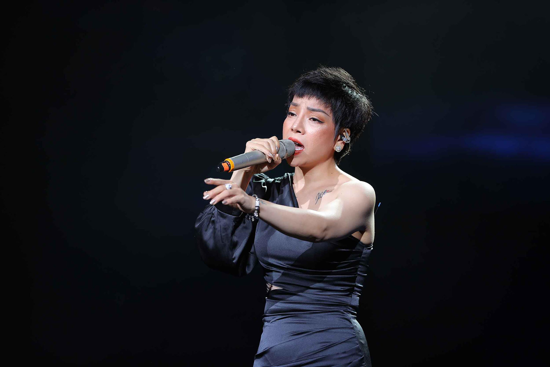 Tùng Dương hát live 'Ngày chưa giông bão', khán giả cổ vũ nồng nhiệt - 2