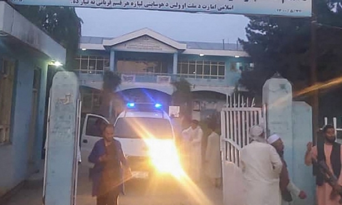 Lính Taliban và nhân viên y tế túc trực ngoài bệnh viện để hỗ trợ nạn nhân vụ đánh bom ở thị trấn Imam Sahib, tỉnh Kunduz, Afghanistan, hôm 22/4. Ảnh: AFP
