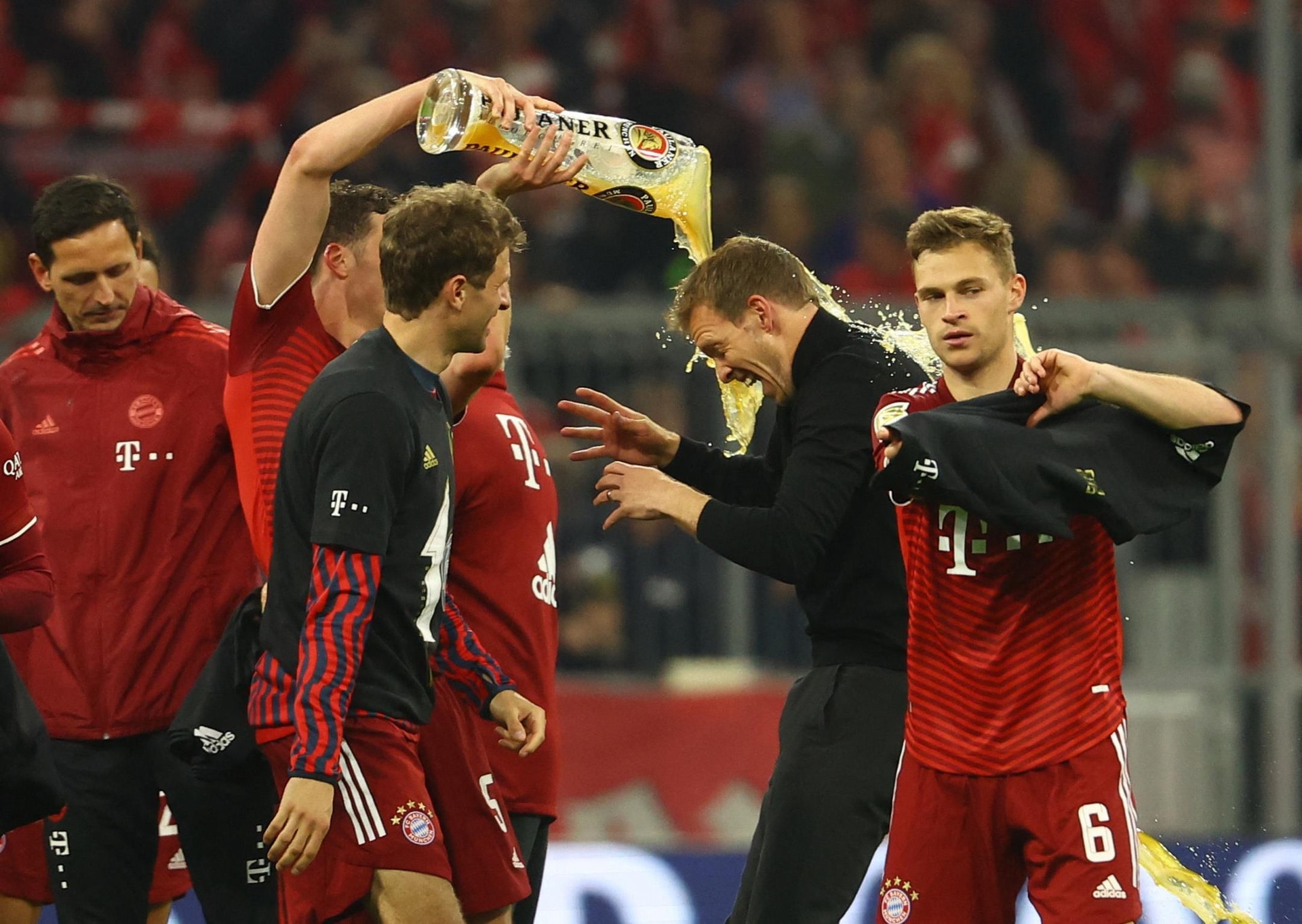 Bayern lập kỷ lục với chức vô địch Bundesliga thứ 10 liên tiếp - 9