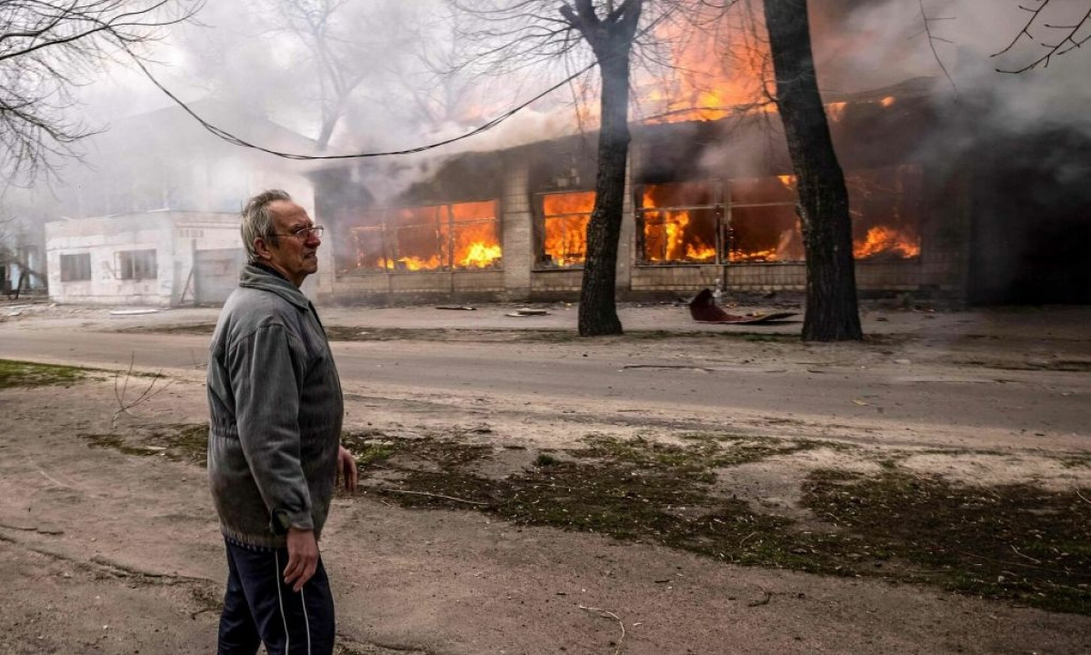 Một tòa nhà bị cháy ở Severodonetsk, miền Đông Ukraine hôm 6/4. Ảnh: AFP.