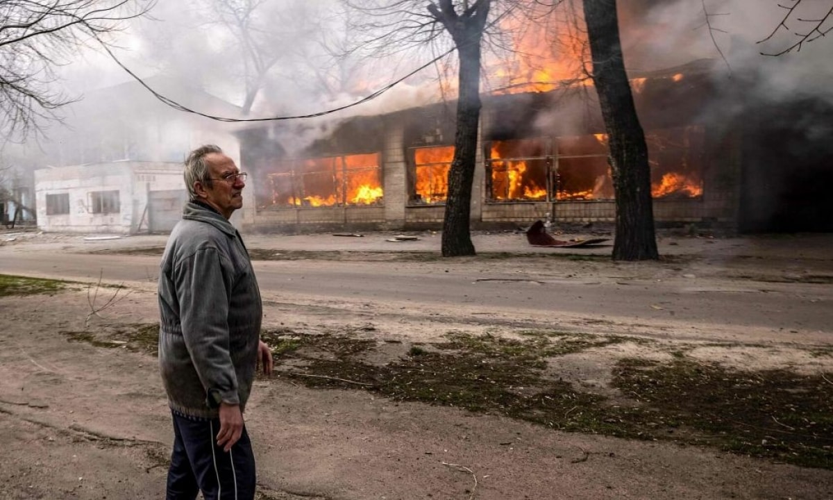 Một tòa nhà bị cháy ở Severodonetsk, miền Đông Ukraine hôm 6/4. Ảnh: AFP.