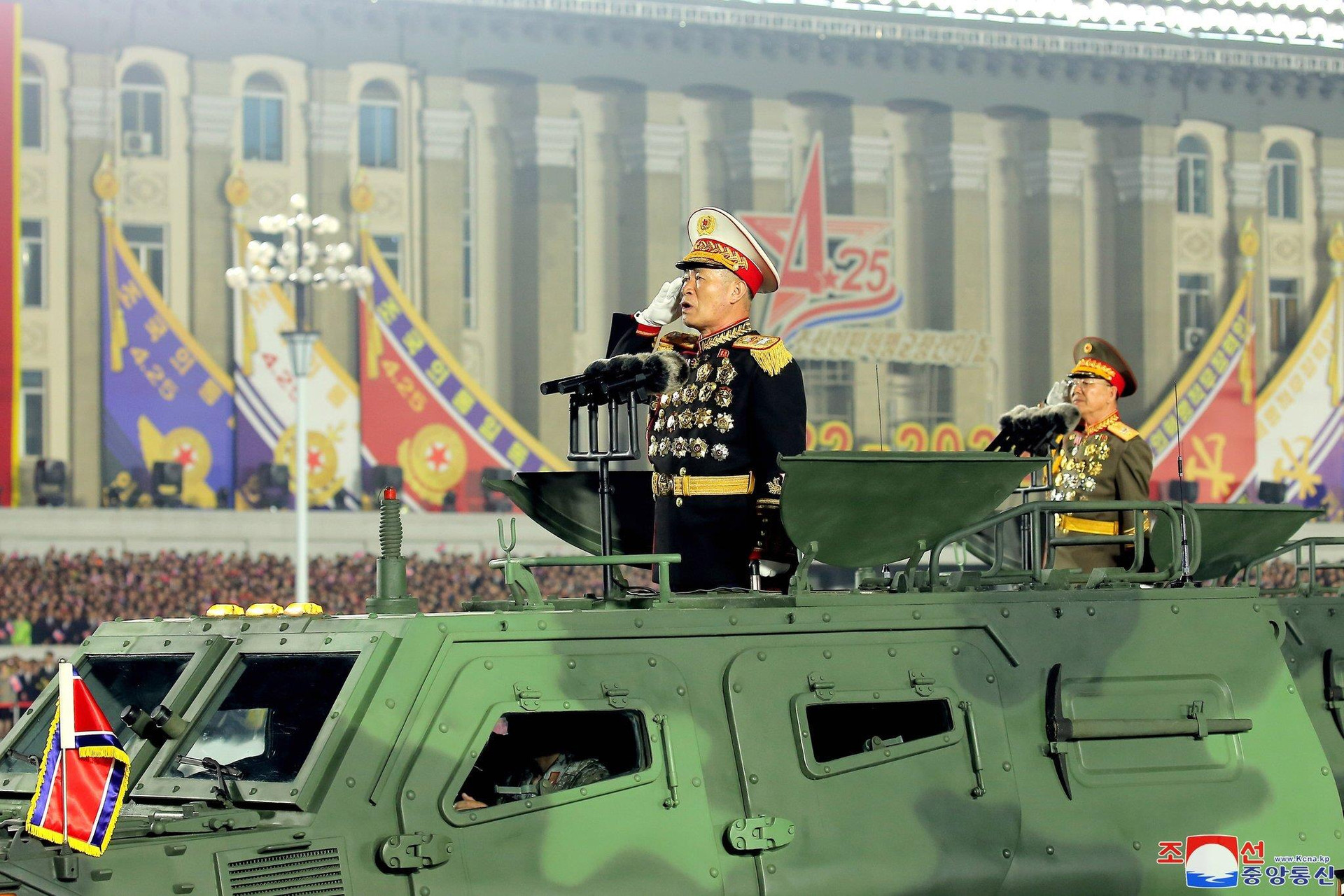 Ảnh: Triều Tiên duyệt binh với dàn tên lửa khổng lồ - 2