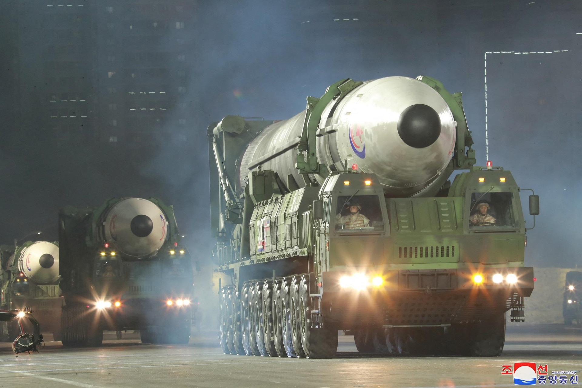 Ảnh: Triều Tiên duyệt binh với dàn tên lửa khổng lồ - 4