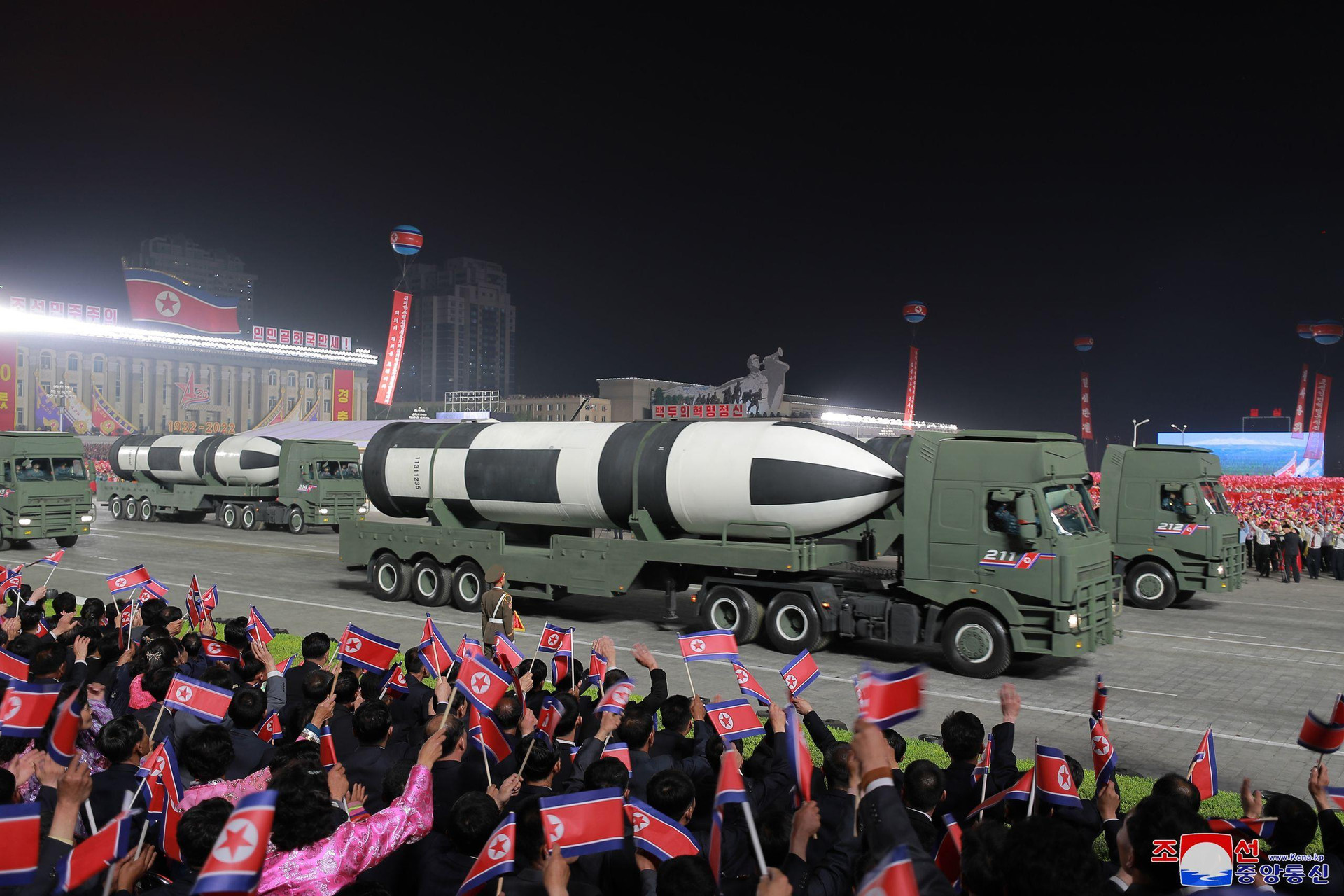 Ảnh: Triều Tiên duyệt binh với dàn tên lửa khổng lồ - 6