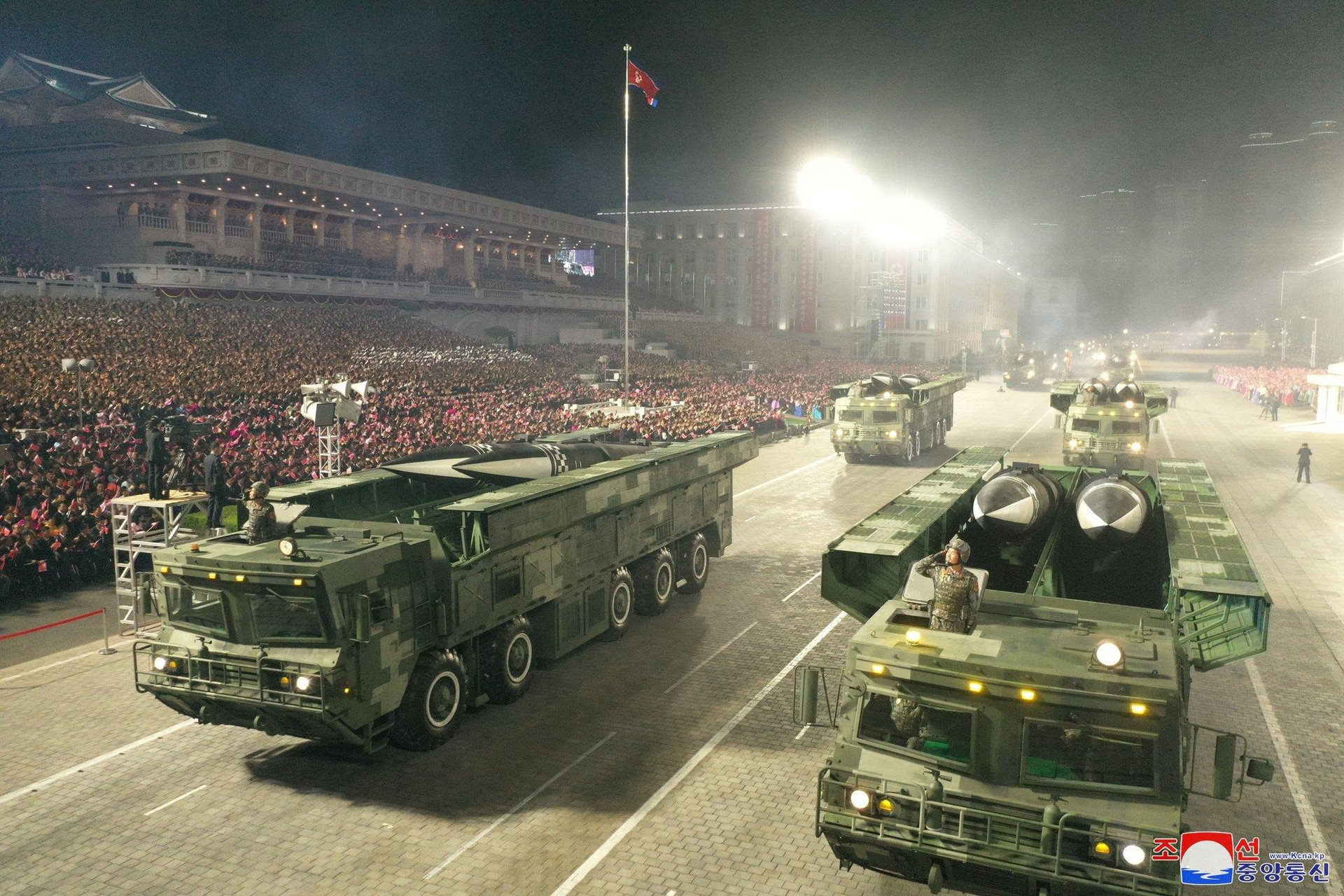 Ảnh: Triều Tiên duyệt binh với dàn tên lửa khổng lồ - 7