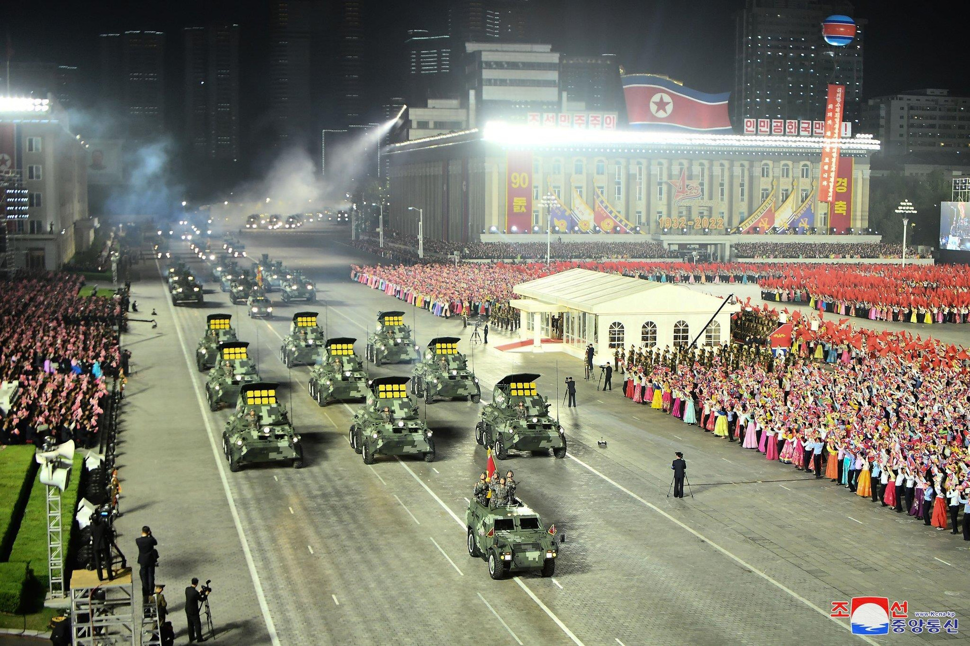 Ảnh: Triều Tiên duyệt binh với dàn tên lửa khổng lồ - 9