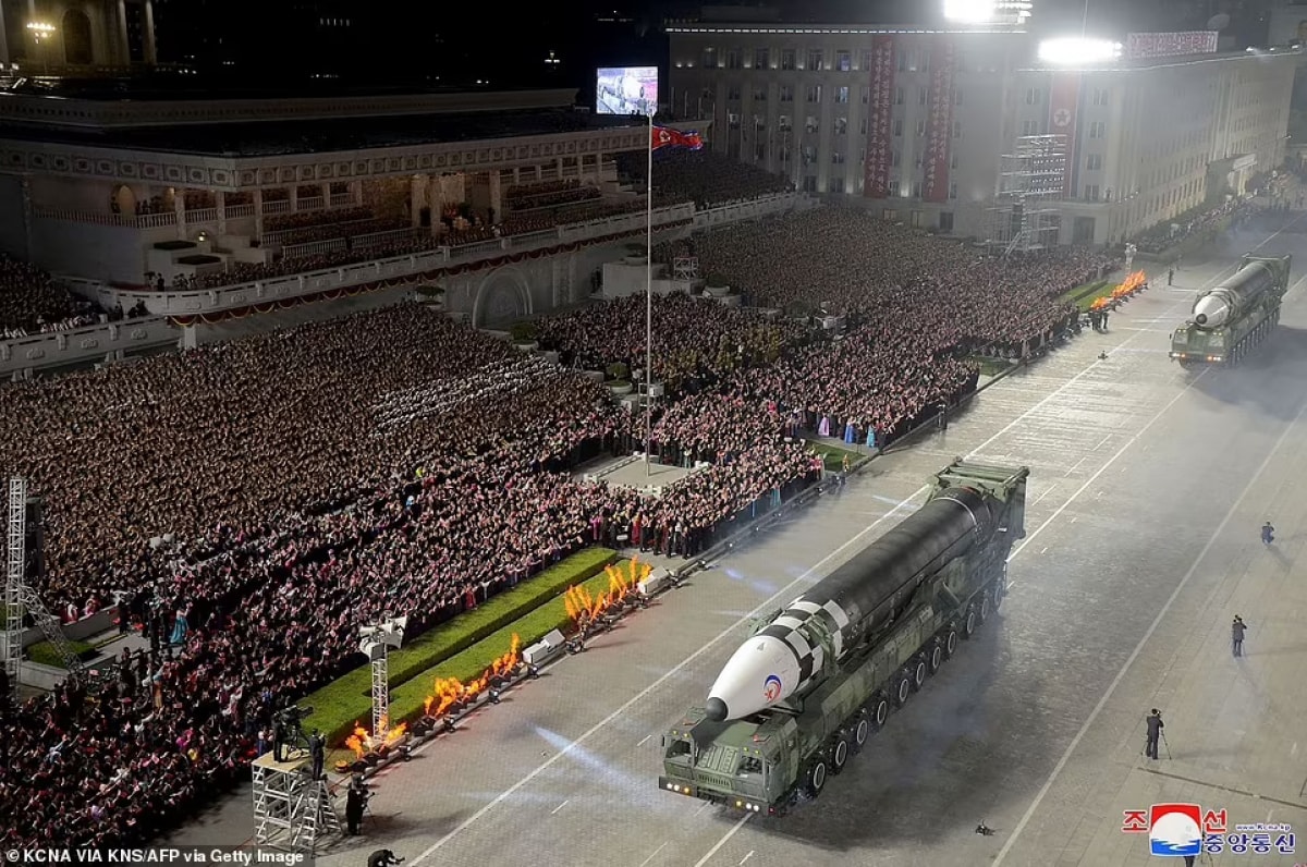 Hwasong-17 có chiều dài 26 m, đường kính 2,7 m và nặng 80-100 tấn. Ảnh: AFP.