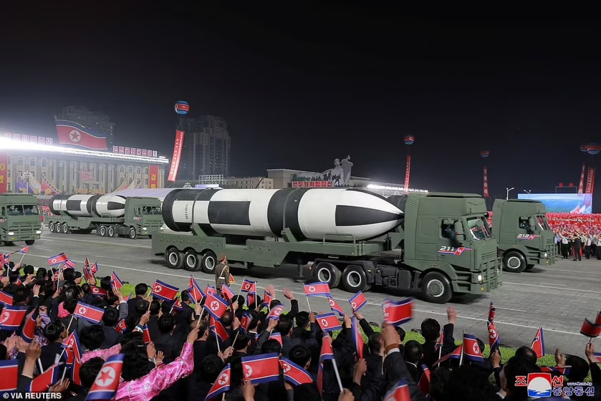 Tên lửa đạn đạo phóng từ tàu ngầm (SLBM) được đặt trên xe rơ-mooc trong lễ duyệt binh. Ảnh: Reuters.
