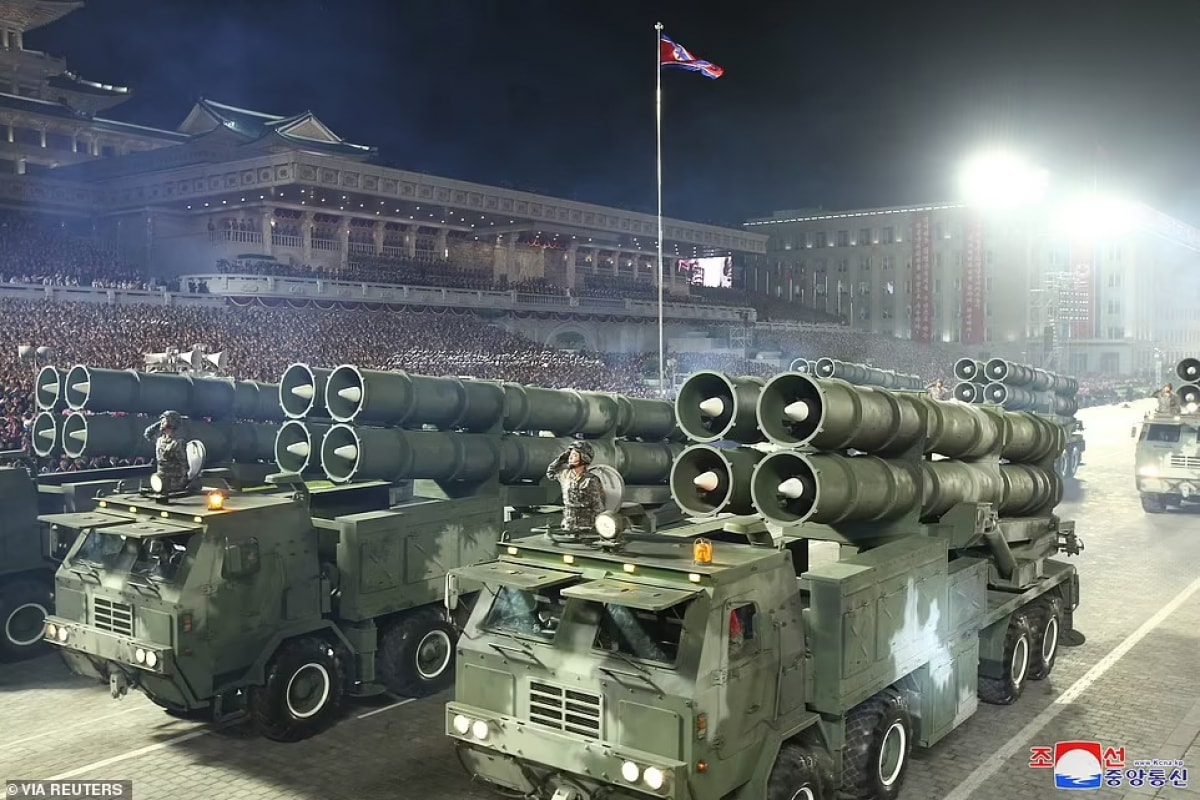 Pháo phản lực bắn loạt xuất hiện tại buổi lễ duyệt binh. Ảnh: Reuters.