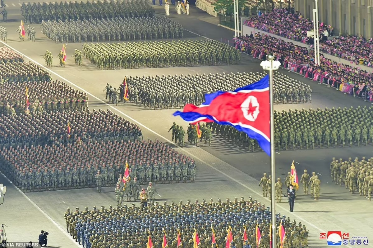 Hãng Thông tấn Trung ương Triều Tiên (KCNA) đưa tin tối 25/4 (giờ địa phương), nước này đã tổ chức duyệt binh quy mô lớn tại Quảng trường Kim Nhật Thành ở trung tâm Bình Nhưỡng, nhân kỷ niệm 90 năm ngày thành lập Quân đội Cách mạng Nhân dân Triều Tiên (KPRA). Ảnh: Reuters.