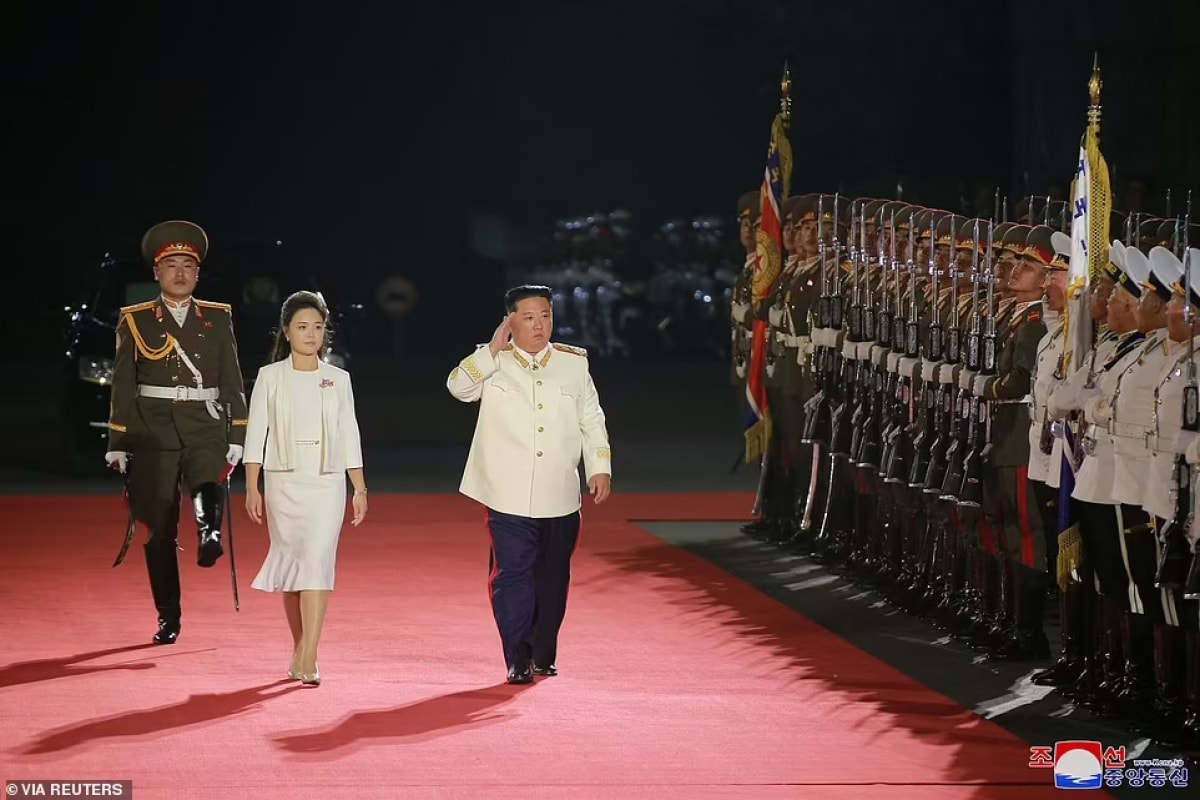 Chủ tịch Triều Tiên và phu nhân cùng các quan chức cấp cao khác tham dự sự kiện. Ảnh: Reuters.