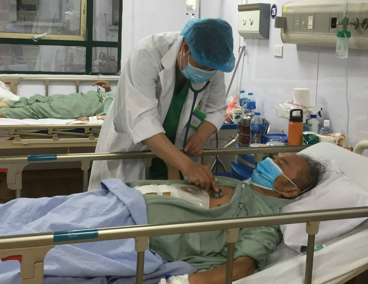 Bác sĩ đang thăm khám lại cho cụ ông D.Đ.H.