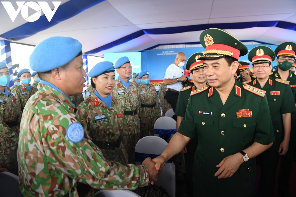 Đại tướng Phan Văn Giang - Bộ trưởng Bộ Quốc phòng động viên các cán bộ, chiến sĩ trước giờ lên đường.
