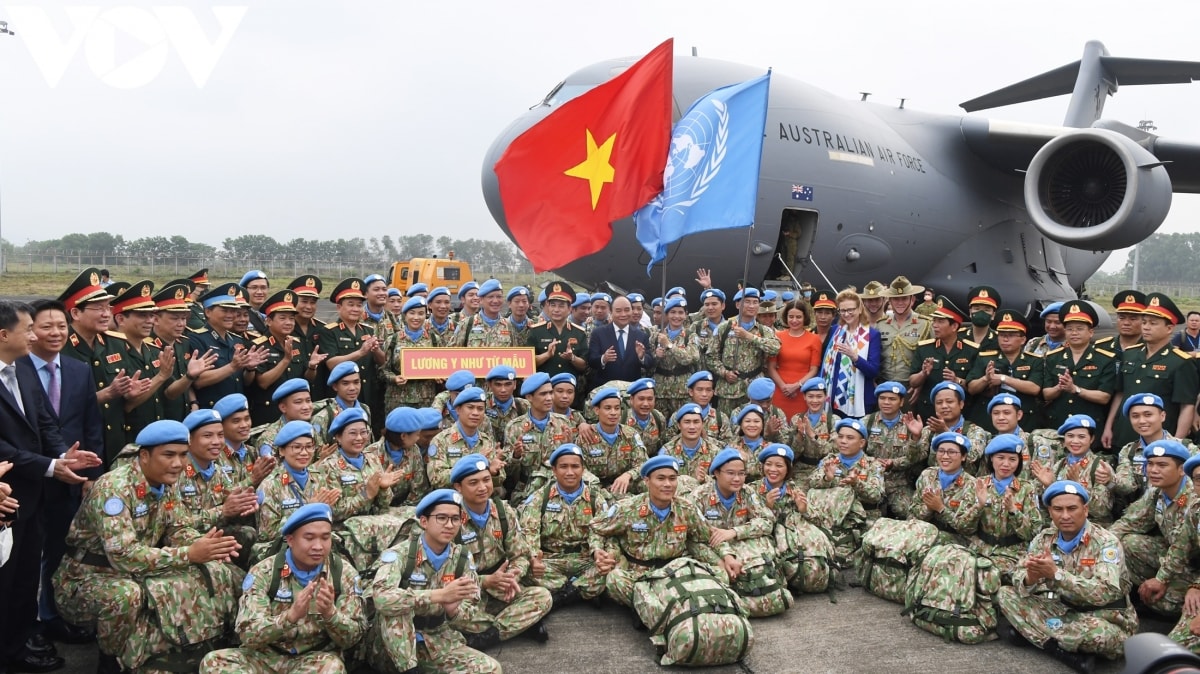 Các chiến sĩ mũ nồi xanh chụp ảnh lưu niệm cùng Chủ tịch nước Nguyễn Xuân Phúc và Đại tướng Phan Văn Giang, cùng các lãnh đạo Bộ Quốc phòng trước giờ lên máy bay.