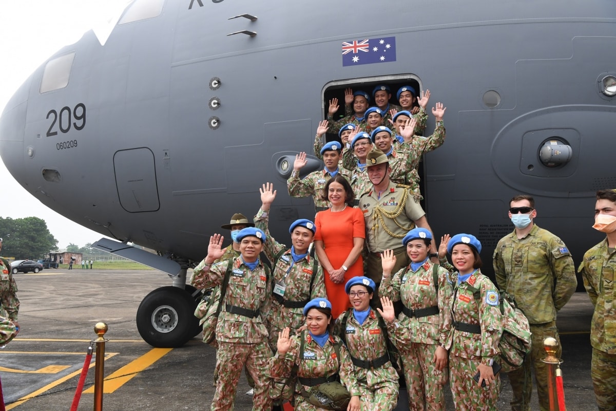 Các chiến sĩ mũ nồi xanh Việt Nam bên phi hành đoàn của Không quân Hoàng gia Australia. 