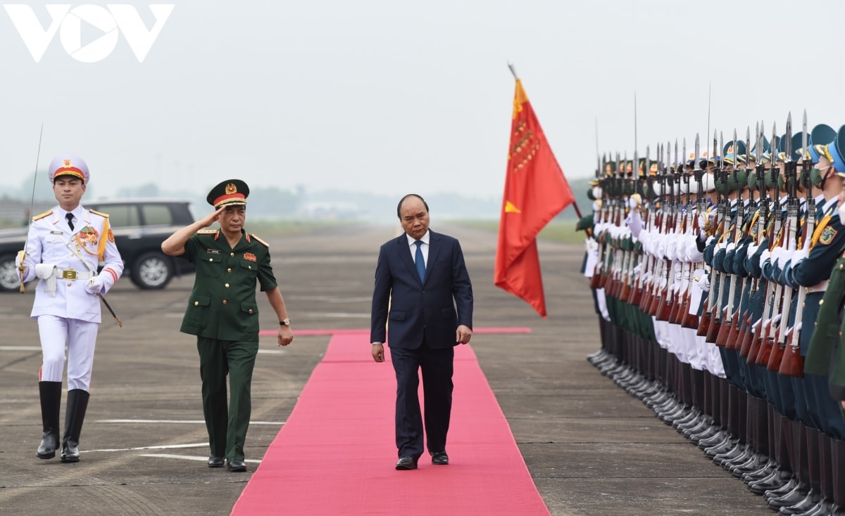 Chủ tịch nước Nguyễn Xuân Phúc, Chủ tịch Hội đồng Quốc phòng và an ninh, Thống lĩnh các Lực lượng vũ trang và Đại tướng Phan Văn Giang, Bộ trưởng Bộ Quốc phòng duyệt đội danh dự Quân đội Nhân dân Việt Nam.