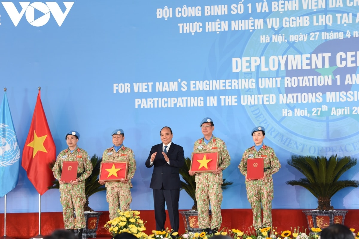 “Tinh thần cống hiến, làm việc trách nhiệm, tận tụy của các chiến sĩ mũ nồi xanh Việt Nam đã làm tỏa sáng hình ảnh đất nước, con người Việt Nam yêu hòa bình, vì cộng đồng nhân loại thịnh vượng và phát triển trong mắt bạn bè quốc tế. Qua đó, có thể khẳng định hoạt động tham gia GGHB Liên Hợp Quốc trong hơn 8 năm qua là một điểm sáng về đối ngoại đa phương của Đảng, Nhà nước và Quân đội ta” - Chủ tịch nước nhấn mạnh.