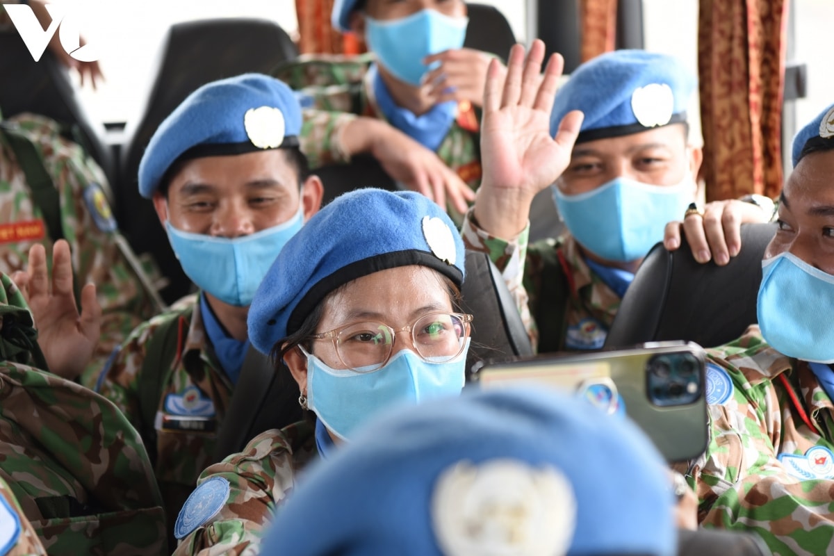 Nhiều cán bộ, chiến sĩ tranh thủ livestream với người thân, gia đình trước khi cất cánh sang Nam Sudan.