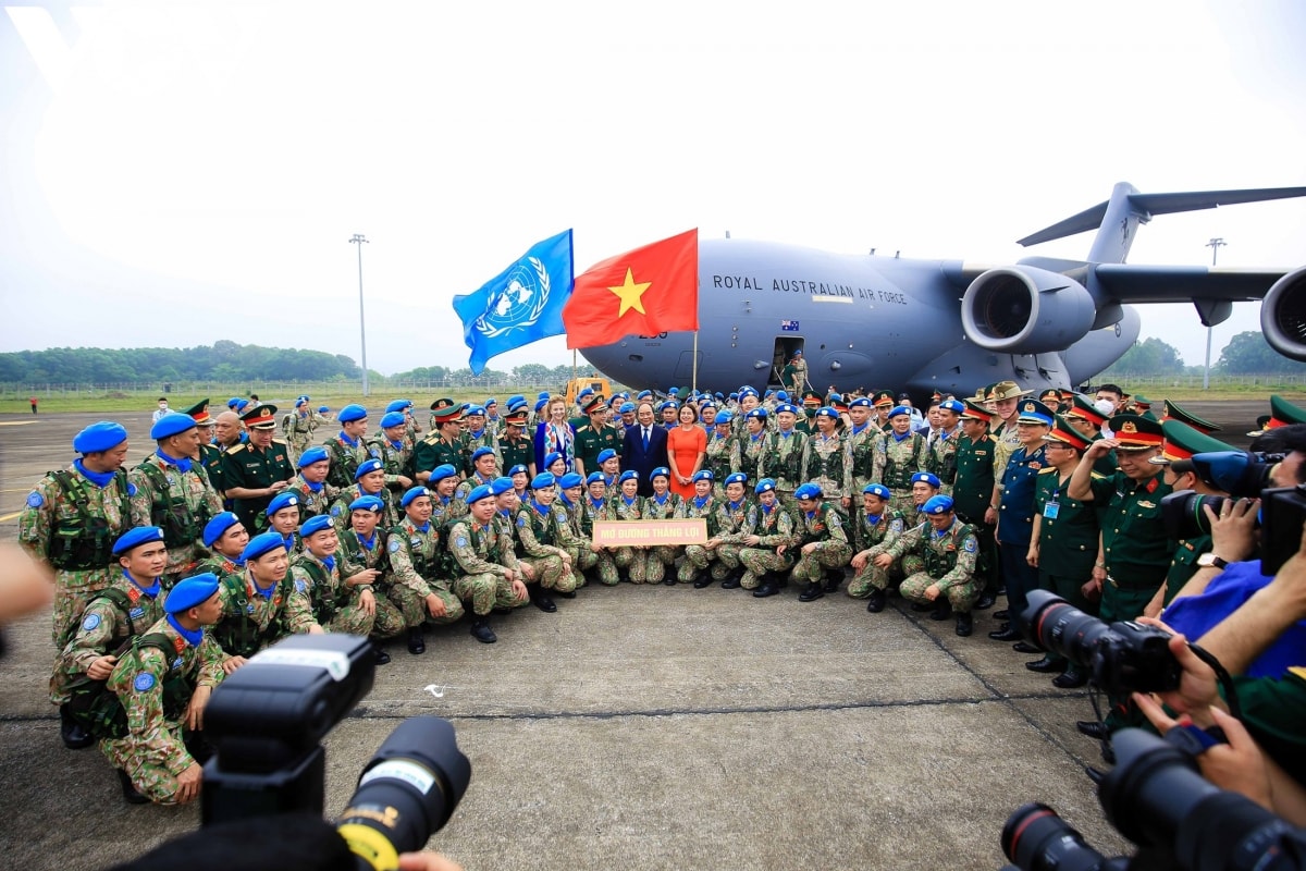 Quốc kỳ Việt Nam cùng Hội kỳ của Liên Hợp Quốc tung bay trên nền trời xanh. Việc tham gia hoạt động Gìn giữ hòa bình Liên Hợp Quốc của Việt Nam đang bước vào giai đoạn mới, với tâm thế mới, thời cơ mới. Đây cũng là lần đầu tiên, Việt Nam tổ chức một lễ xuất quân với đông đảo cán bộ, chiến sĩ lên đường tham gia Gìn giữ hòa bình như vậy. 
