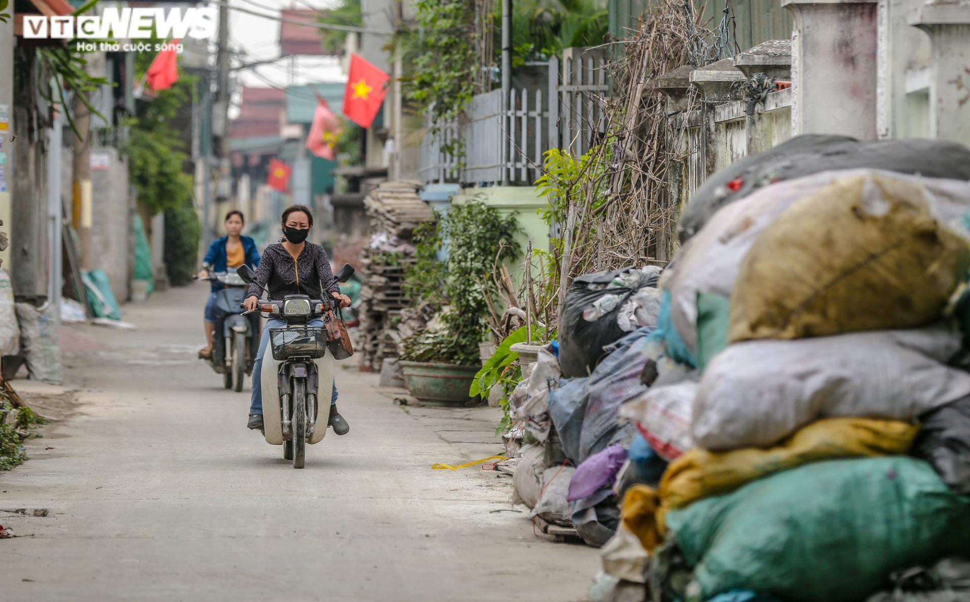 Ảnh: Cuộc sống mịt mù khói ô nhiễm ở làng tái chế rác thải nhựa lớn nhất Hà Nội  - 3