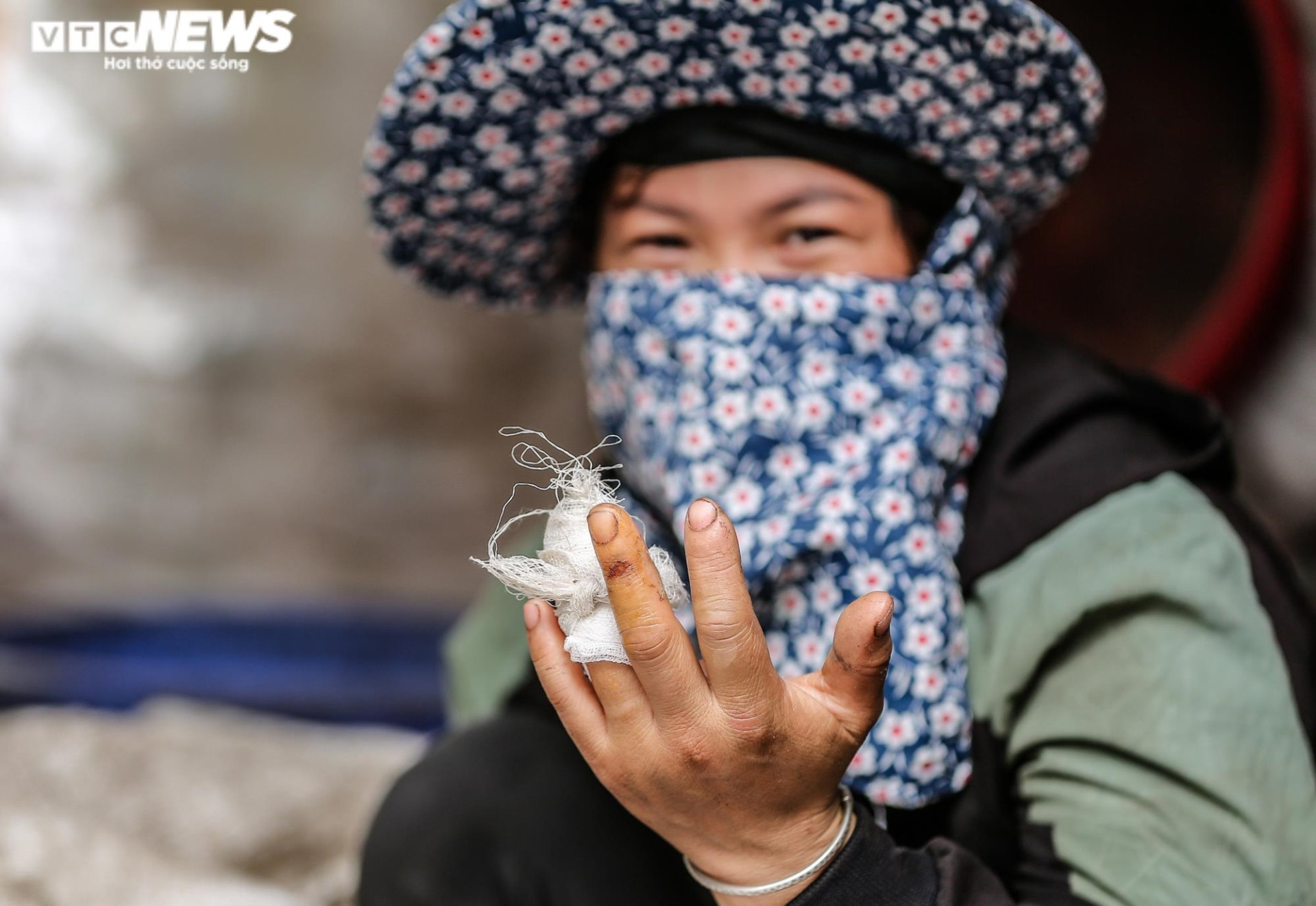 Ảnh: Cuộc sống mịt mù khói ô nhiễm ở làng tái chế rác thải nhựa lớn nhất Hà Nội  - 15
