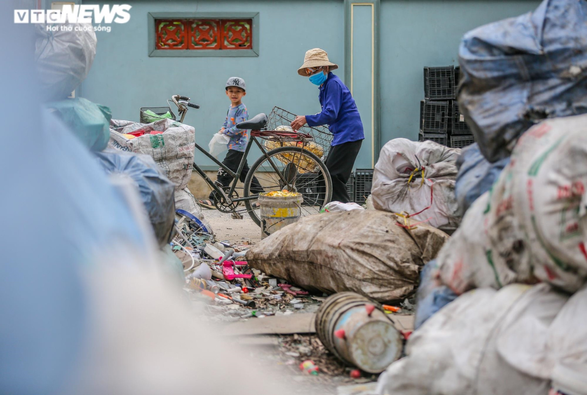 Ảnh: Cuộc sống mịt mù khói ô nhiễm ở làng tái chế rác thải nhựa lớn nhất Hà Nội  - 19