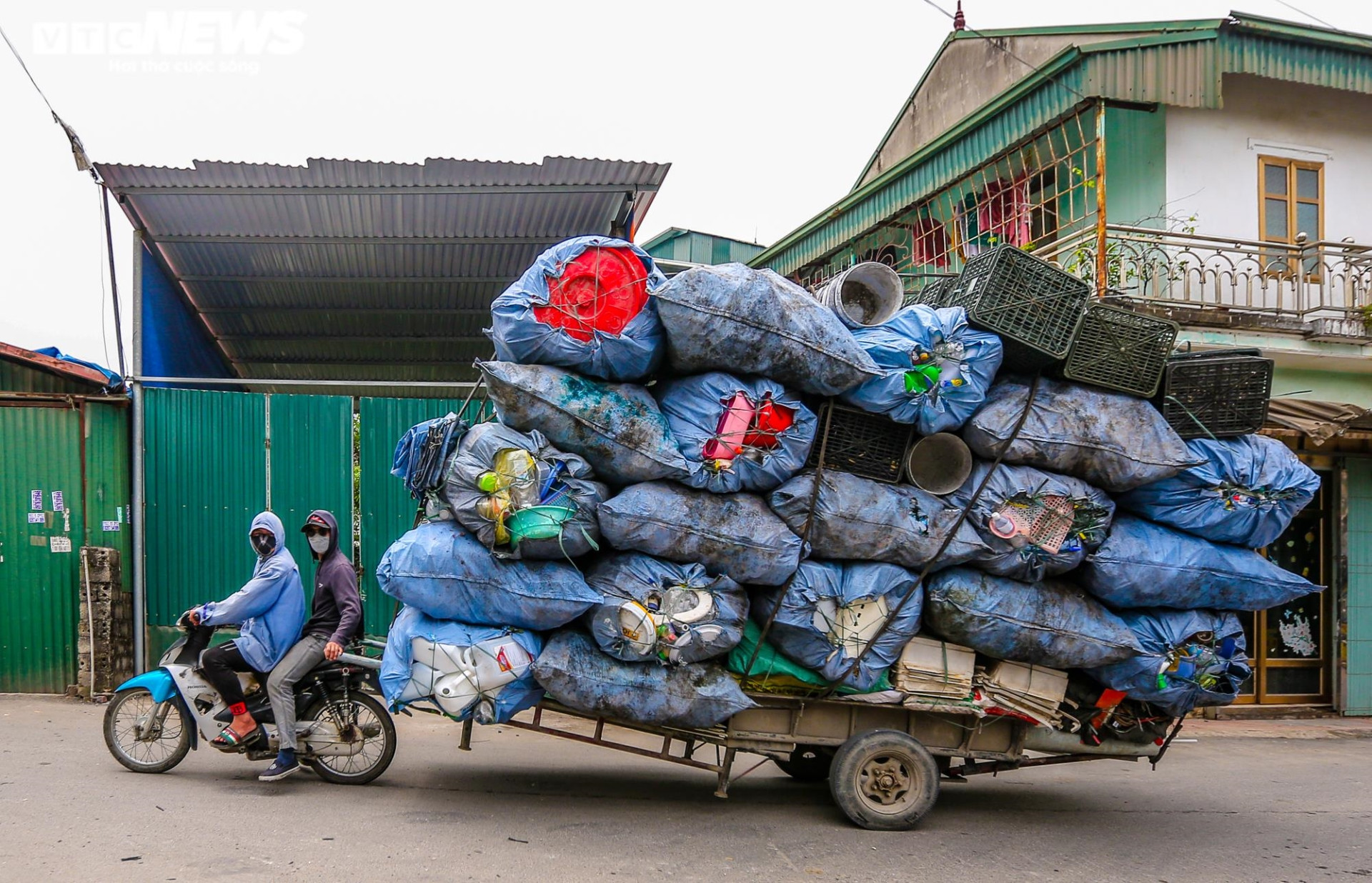 Ảnh: Cuộc sống mịt mù khói ô nhiễm ở làng tái chế rác thải nhựa lớn nhất Hà Nội  - 29