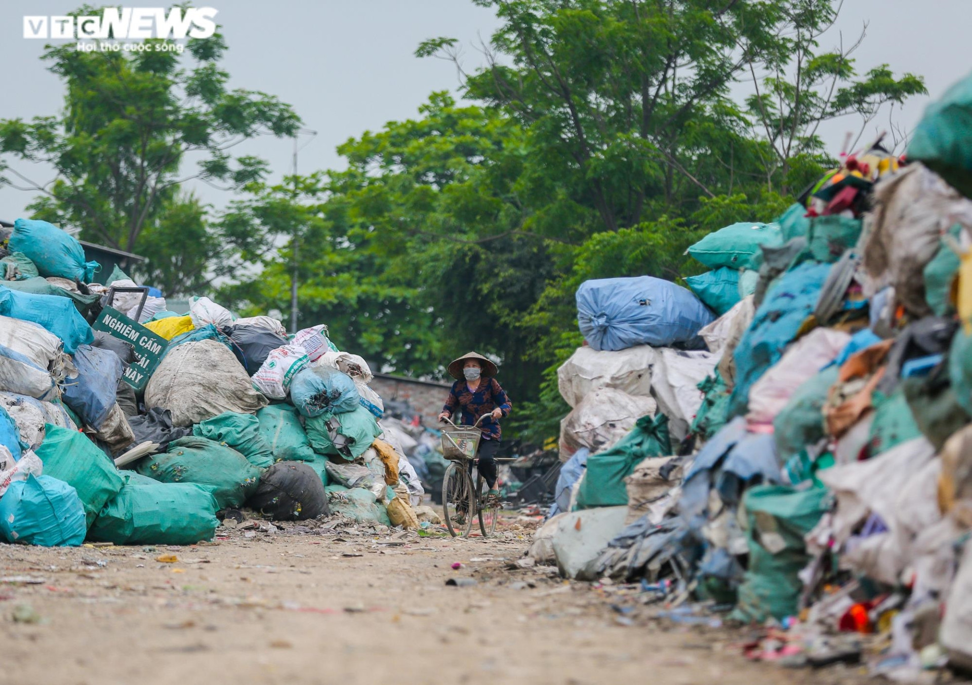 Ảnh: Cuộc sống mịt mù khói ô nhiễm ở làng tái chế rác thải nhựa lớn nhất Hà Nội  - 24