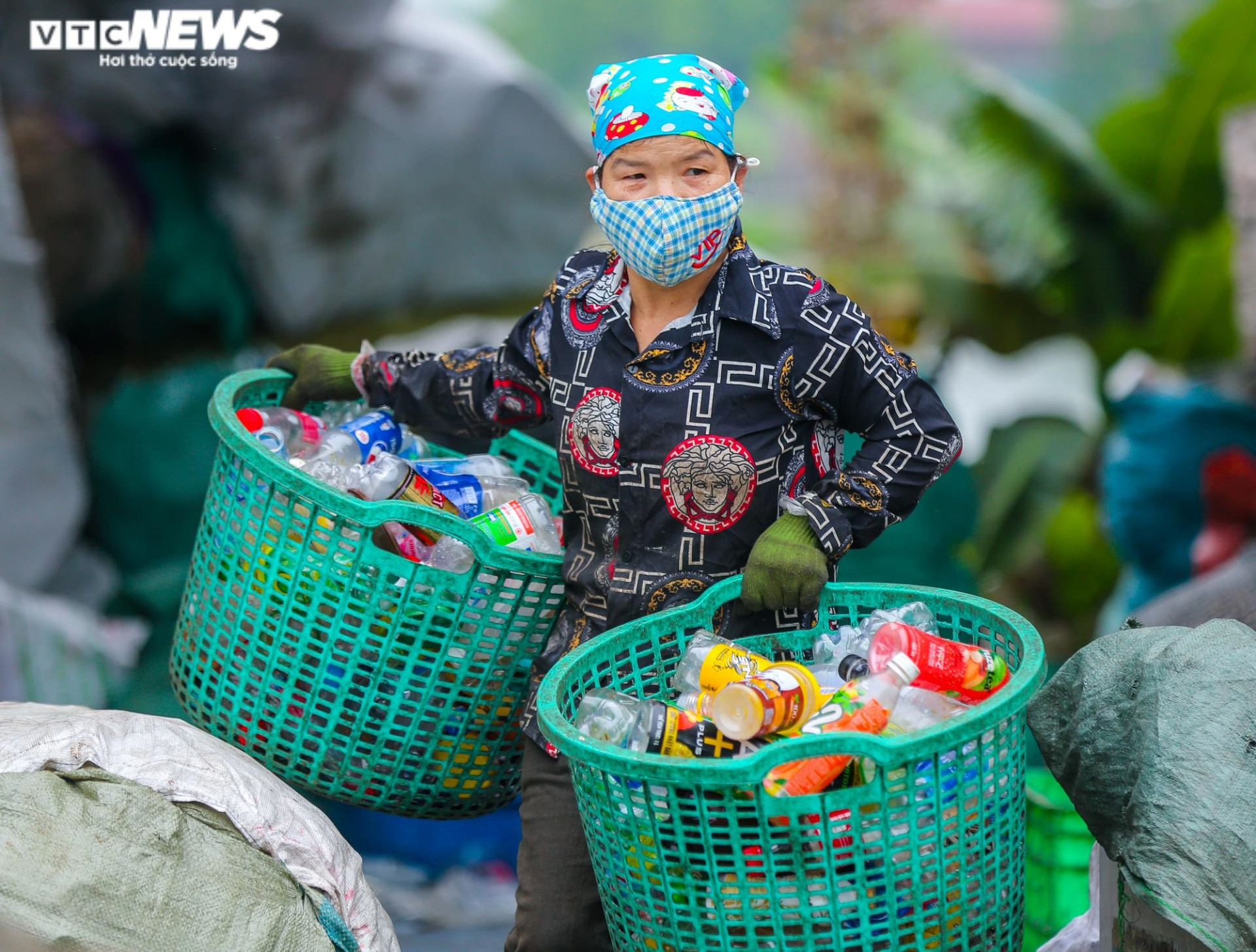 Ảnh: Cuộc sống mịt mù khói ô nhiễm ở làng tái chế rác thải nhựa lớn nhất Hà Nội  - 26