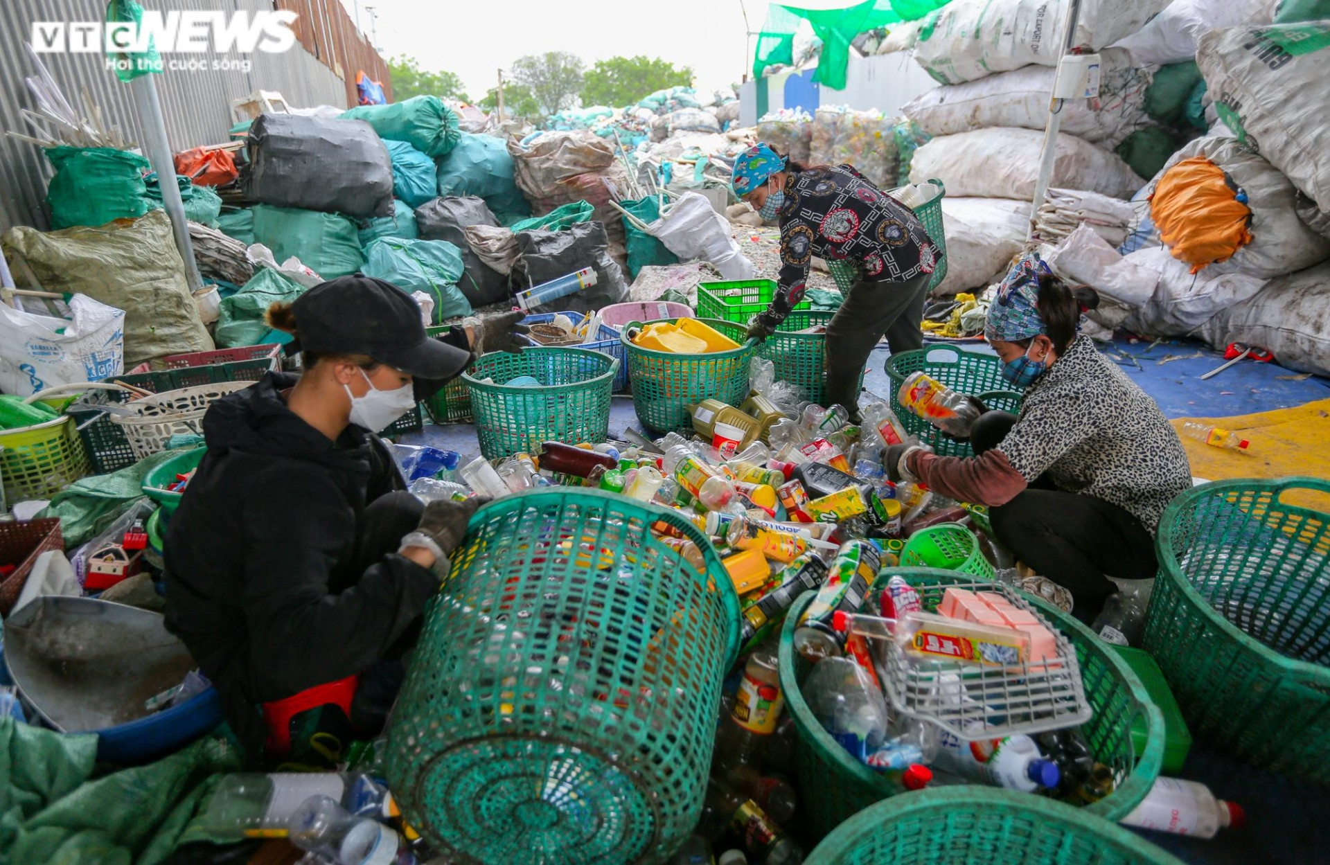 Ảnh: Cuộc sống mịt mù khói ô nhiễm ở làng tái chế rác thải nhựa lớn nhất Hà Nội  - 25