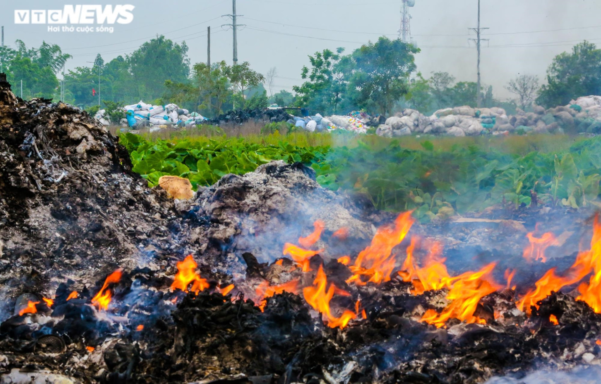 Ảnh: Cuộc sống mịt mù khói ô nhiễm ở làng tái chế rác thải nhựa lớn nhất Hà Nội  - 7
