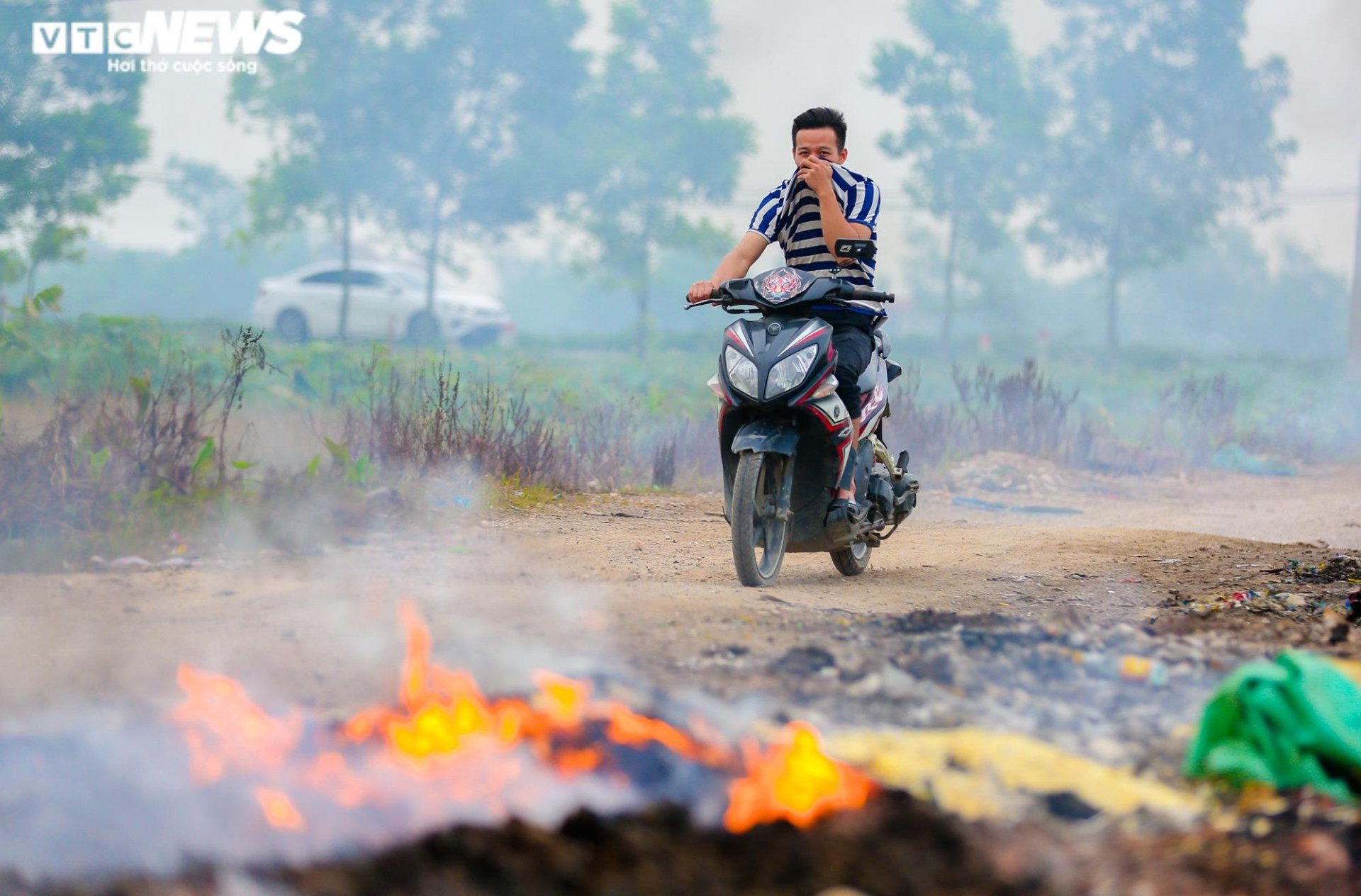 Ảnh: Cuộc sống mịt mù khói ô nhiễm ở làng tái chế rác thải nhựa lớn nhất Hà Nội  - 6