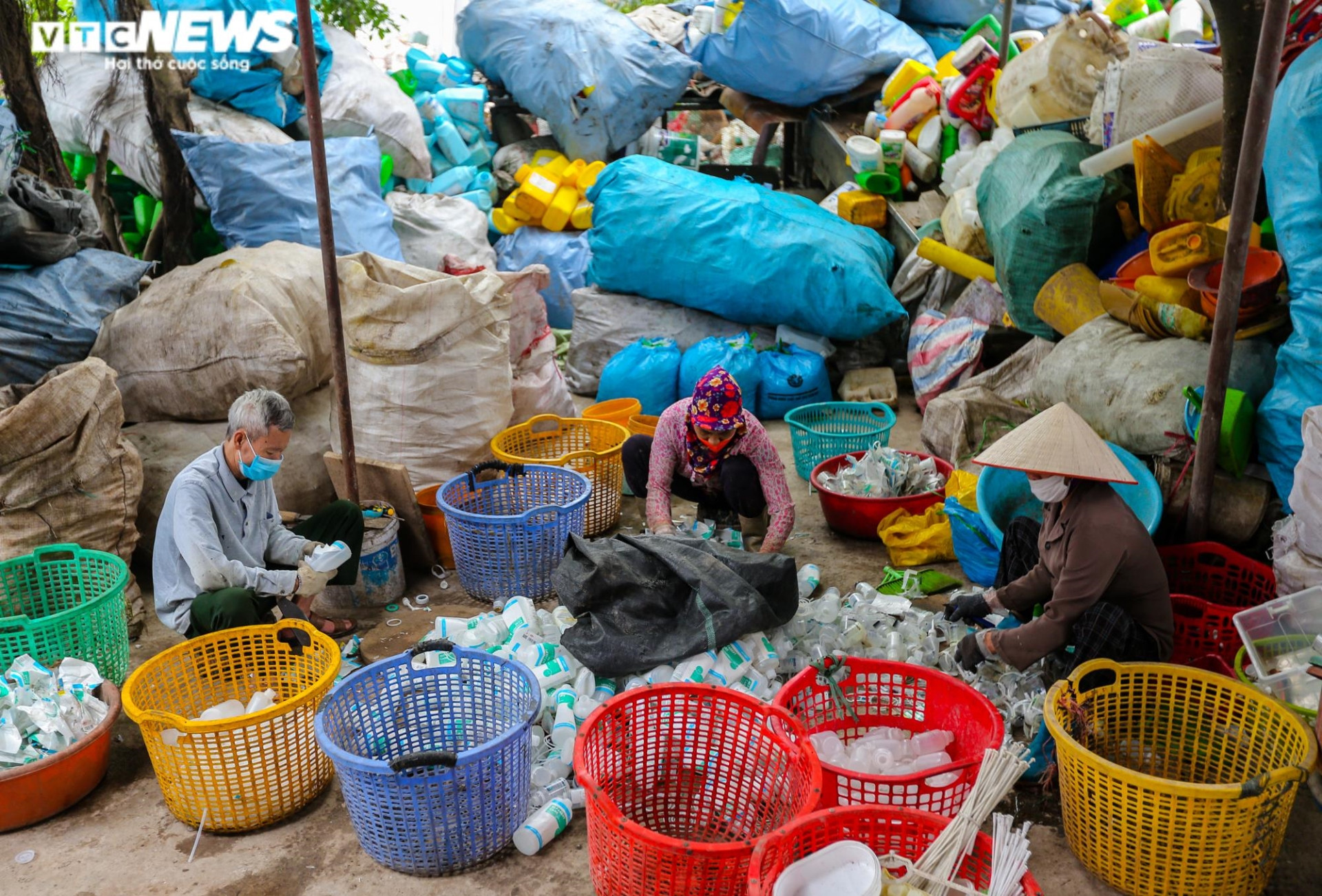 Ảnh: Cuộc sống mịt mù khói ô nhiễm ở làng tái chế rác thải nhựa lớn nhất Hà Nội  - 2