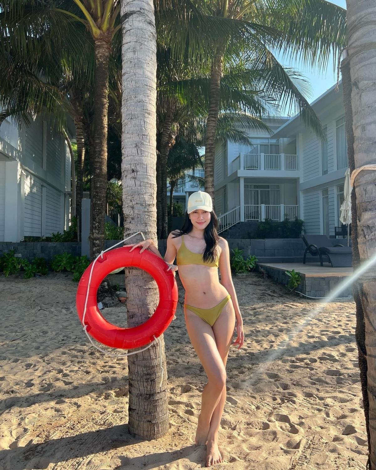 Á hậu Phương Anh thả dáng quyến rũ với bikini - 1