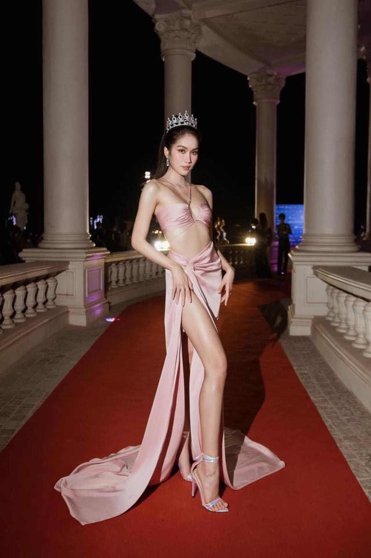 Á hậu Phương Anh thả dáng quyến rũ với bikini - 8