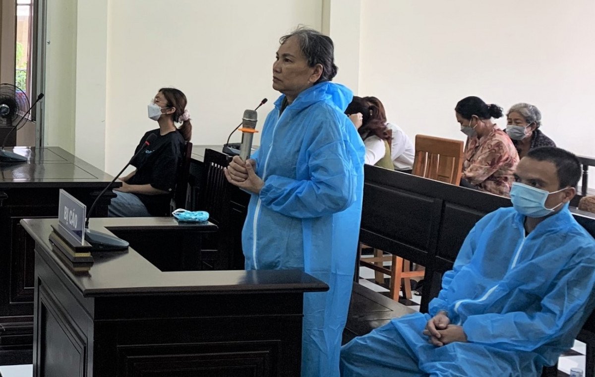 Bị cáo Trần Thị Vàng khai trước tòa.
