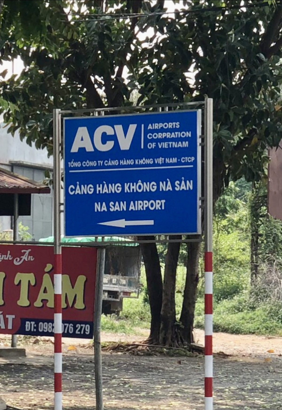 Biển chỉ dẫn vào sân bay Nà Sản từ Quốc lộ 6.