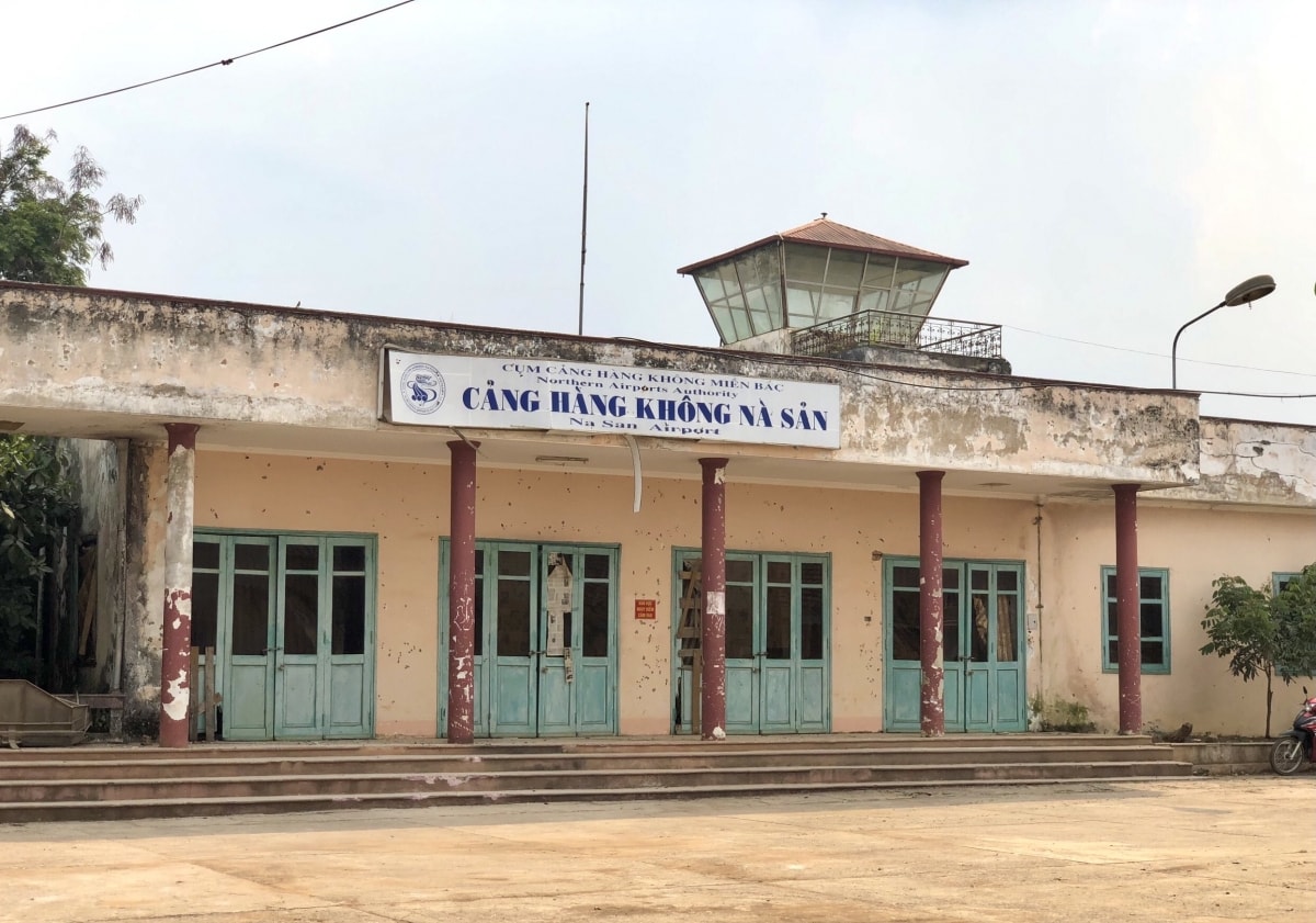 Cảng hàng không Nà Sản có vai trò quan trọng trong mạng sân bay chính ở khu vực Tây Bắc, cũng như trong hệ thống mạng sân bay quân sự quốc gia.