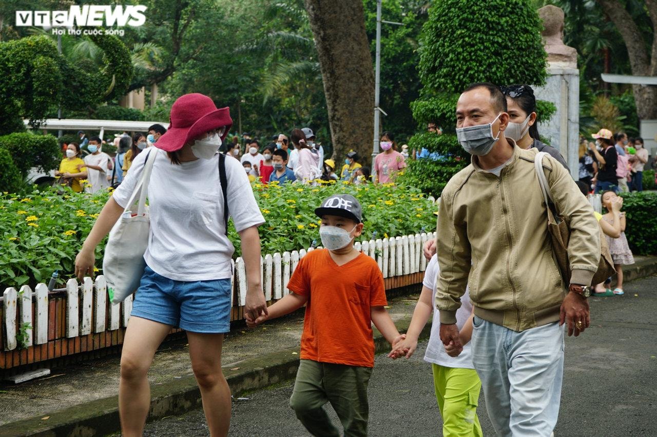 Xếp hàng dài chờ mua vé vào Thảo cầm viên - 15
