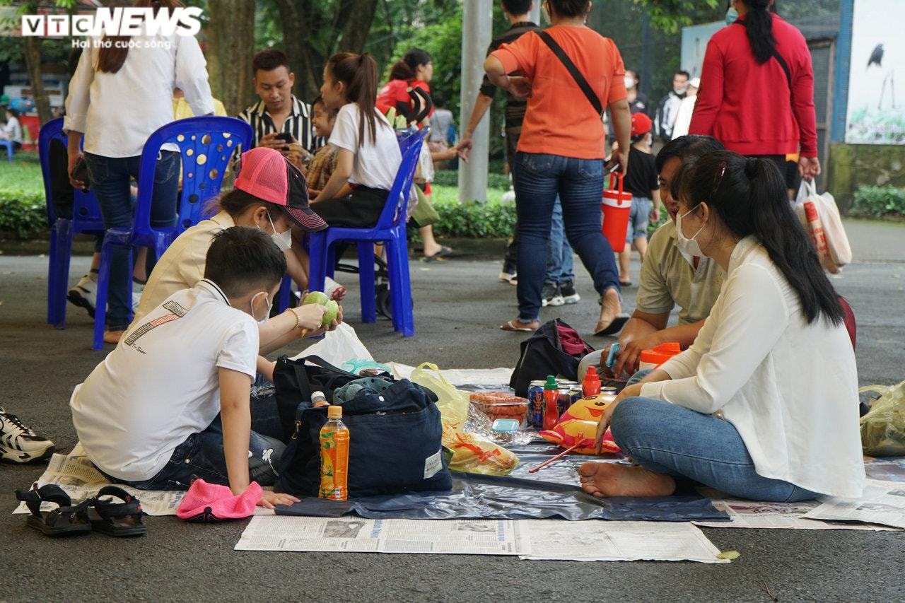 Xếp hàng dài chờ mua vé vào Thảo cầm viên - 8