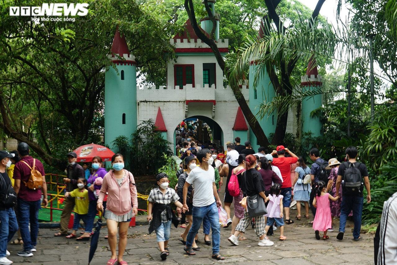 Xếp hàng dài chờ mua vé vào Thảo cầm viên - 16