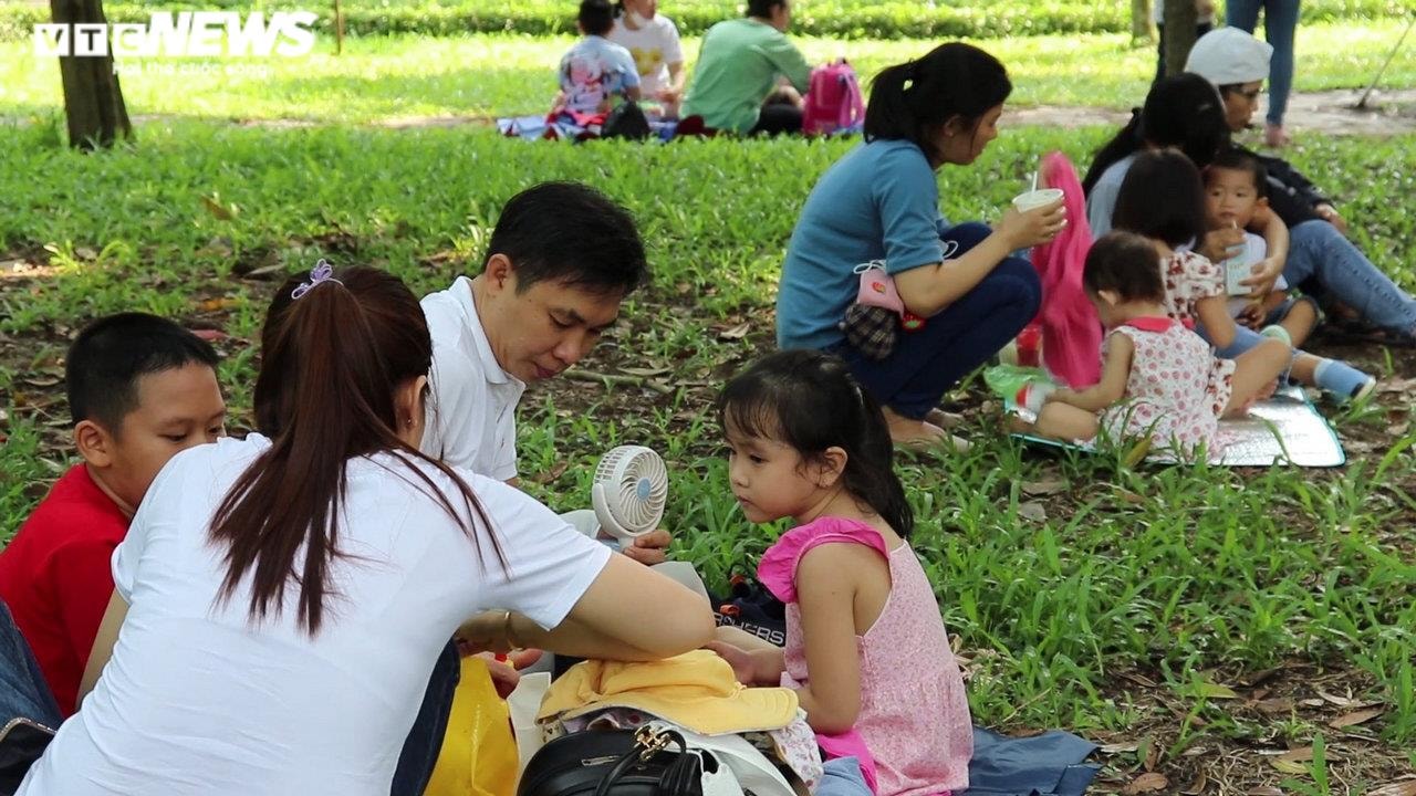 Xếp hàng dài chờ mua vé vào Thảo cầm viên - 9
