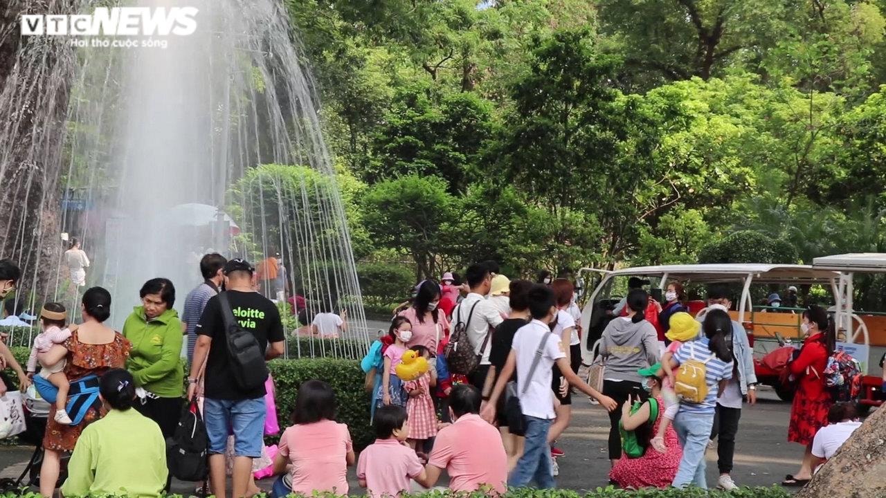 Xếp hàng dài chờ mua vé vào Thảo cầm viên - 6