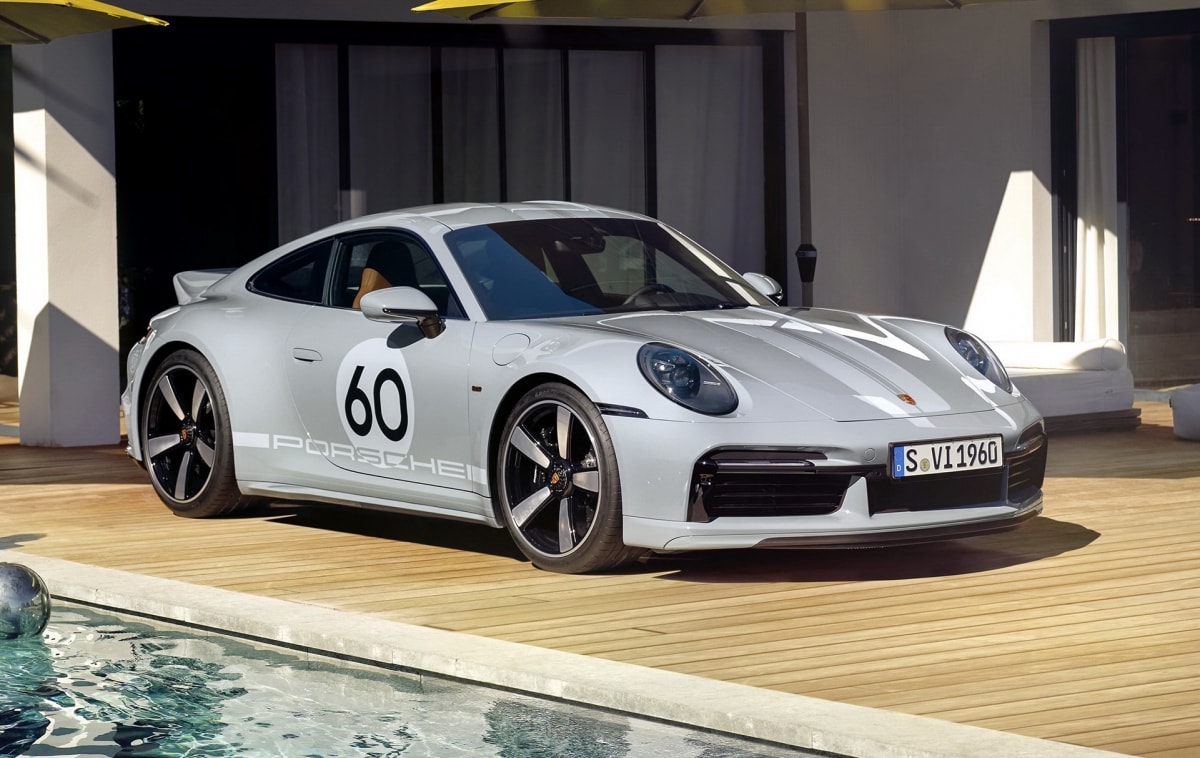 Porsche 911 Sport Classic được giới thiệu lần đầu ở đời xe 997 vào năm 2009. Khi đó, xe chỉ được sản xuất 250 chiếc và tất cả đã nhanh chóng tìm thấy chủ nhân sau chỉ 48 giờ kể từ lúc ra mắt. Ở thế hệ 992 mới, Porsche 911 Sport Classic sẽ được sản xuất với số lượng lớn hơn, 1.250 chiếc, và được phát triển trên nền tảng của Porsche 911 Turbo S.