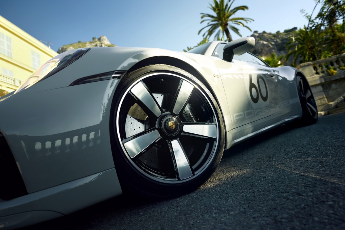 Với việc được phát triển trên phiên bản hiệu năng cao 911 Turbo S, phiên bản Sport Classic mới của dòng xe 911 được trang bị động cơ boxer 6 xy-lanh, dung tích 3.7 lít tăng áp kép, tạo công suất 542 mã lực và 600 Nm mô-men xoắn.
