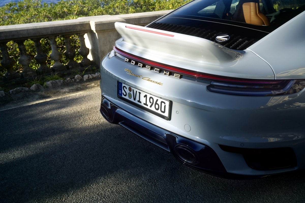 Bên ngoài, chiếc 911 (992) Sport Classic đã được điều chỉnh lại ngoại thất, nổ bật là phần cánh lướt gió “đuôi vịt” cỡ lớn phía sau. Đây là chi tiết được lấy cảm hứng từ chiếc Porsche Carrera 2.7 RS đời 1973. Xe cũng được trang bị bộ mâm Carrera Exclusive Design năm chấu to bản, kích thước 20 inch ở bánh trước và 21 inch ở bánh sau, lấy cảm hứng từ mâm Fuchs nổi tiếng.